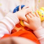 Begini Caranya Mendampingi Bayi Bermain Agar Perkembangan Otaknya Terstimulus dengan Baik