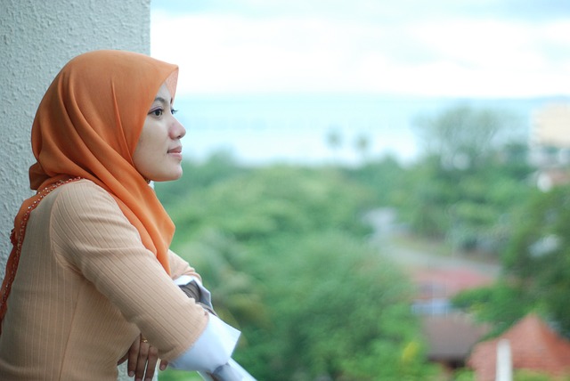 Tutorial Jilbab Segi Empat Sederhana yang Cantik dan Elegan