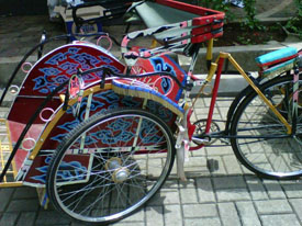 motif mega mendung menghiasi becak yang ada di Museum Tekstil Indonesia :D...cantiiik ya...