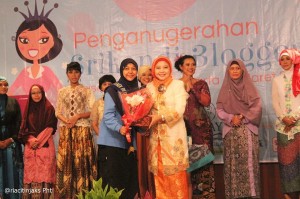 Mugniar Marakarma (diwakili) - Srikandi Blogger Favorit 2014 - KEB