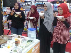Emak-emak KEB icip-icip.