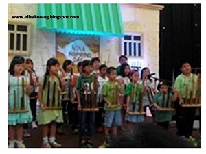 Anak-anak bermain angklung.