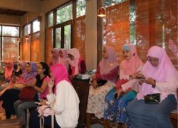 Emak2 KEB menyimak sharing dari pemilik Gendhis Bags.