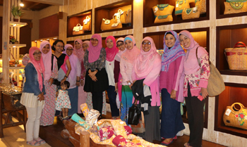 Didalam showroom dengan display menawan.