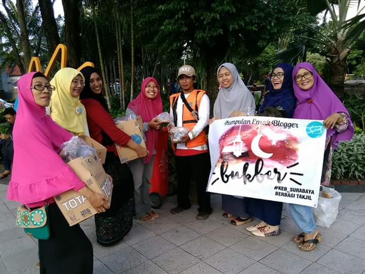 Emak Blogger Surabaya Bagi-bagi Takjil
