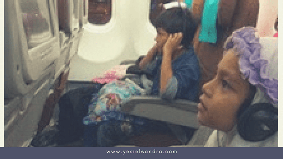 Menikmati Hiburan di Pesawat