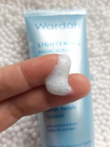 wardah lightening facial scrub