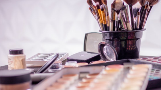 Awas, Jangan Pakai Produk Makeup Kedaluwarsa! Detox Meja Rias Yuk!