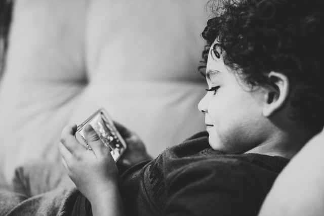 Anak Hobi Main Gadget: Yay or Nay?