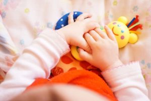 Begini Caranya Mendampingi Bayi Bermain Agar Perkembangan Otaknya Terstimulus dengan Baik