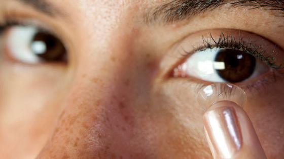 Pengin Tampil Cantik dengan Contact Lens? Simak Dulu 3 Tipnya!